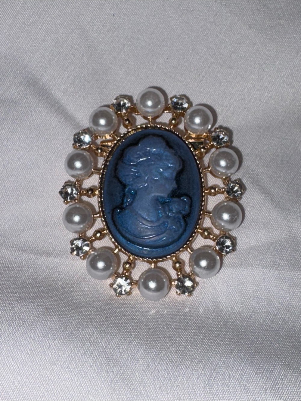 Vintage style brooch Blue cameo, Faux pearls & Rhinestones